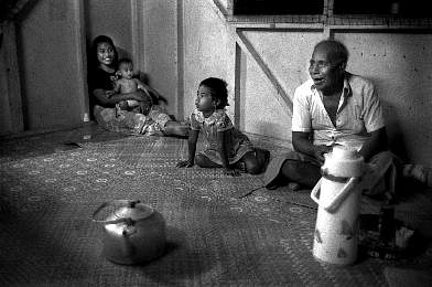 Family on the Island of Tarawa/Kiribati